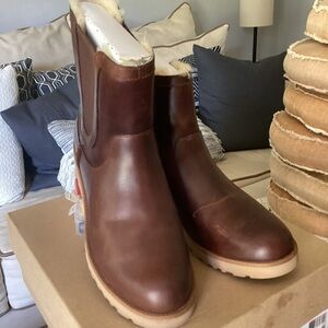 Uggs Women’s Britt Chestnut Leather Boots, size 9, NIB